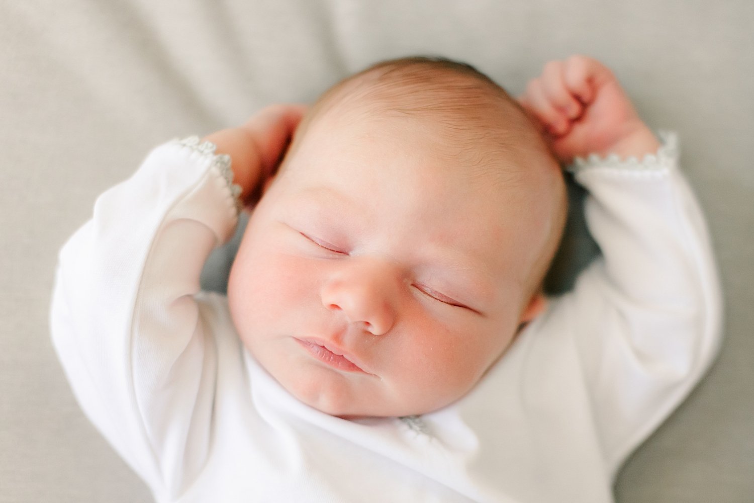 sarah-schmidt-photography-virginia-newborn-photographer-elegant-in-home-lifestyle-newborn-session-with-golden-retriever_0043.jpg