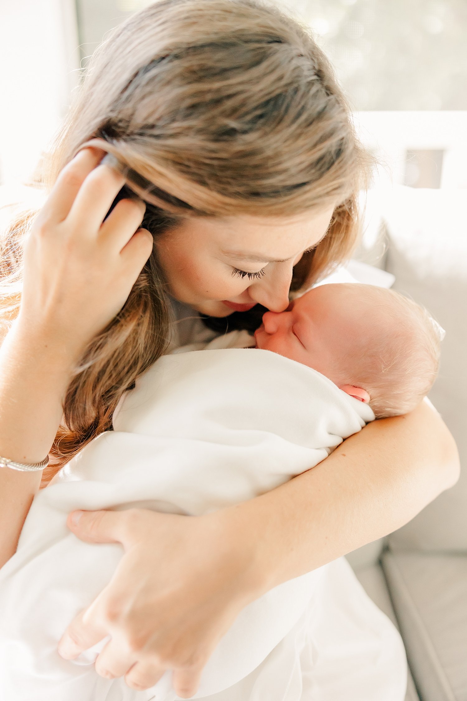 sarah-schmidt-photography-virginia-newborn-photographer-elegant-in-home-lifestyle-newborn-session-with-golden-retriever_0034.jpg