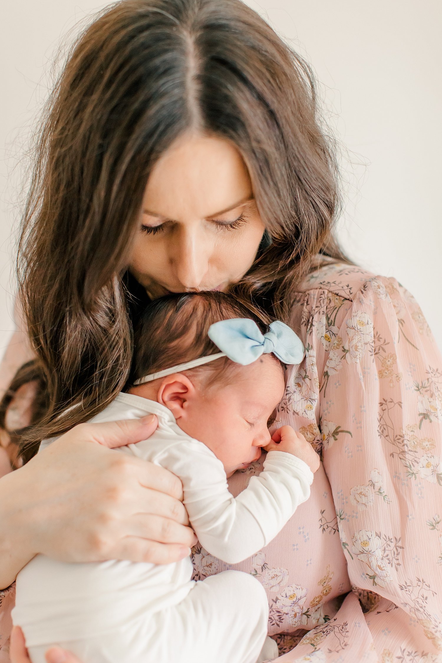 sarah-schmidt-photography-virginia-newborn-photographer-in-home-lifestyle-newborn-session-second-daughter-girls_0038.jpg