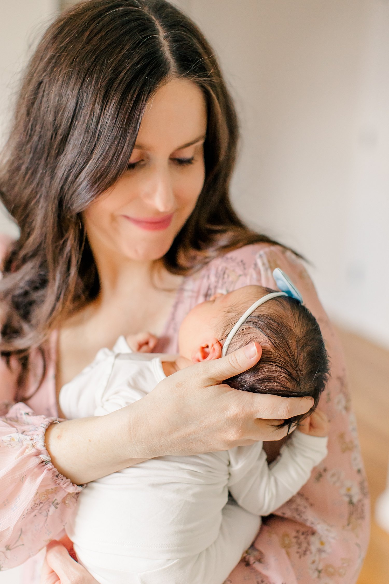 sarah-schmidt-photography-virginia-newborn-photographer-in-home-lifestyle-newborn-session-second-daughter-girls_0037.jpg