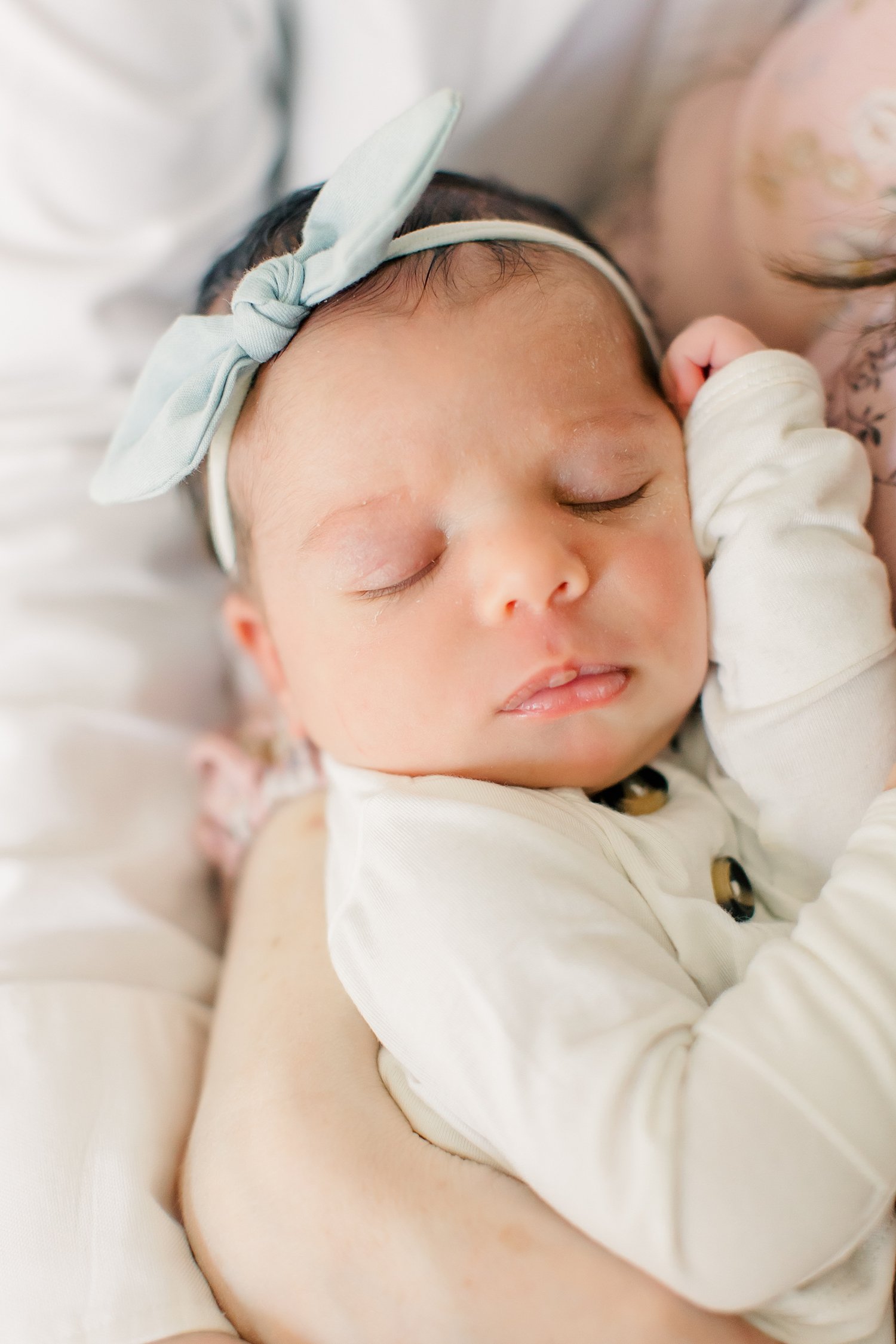 sarah-schmidt-photography-virginia-newborn-photographer-in-home-lifestyle-newborn-session-second-daughter-girls_0041.jpg