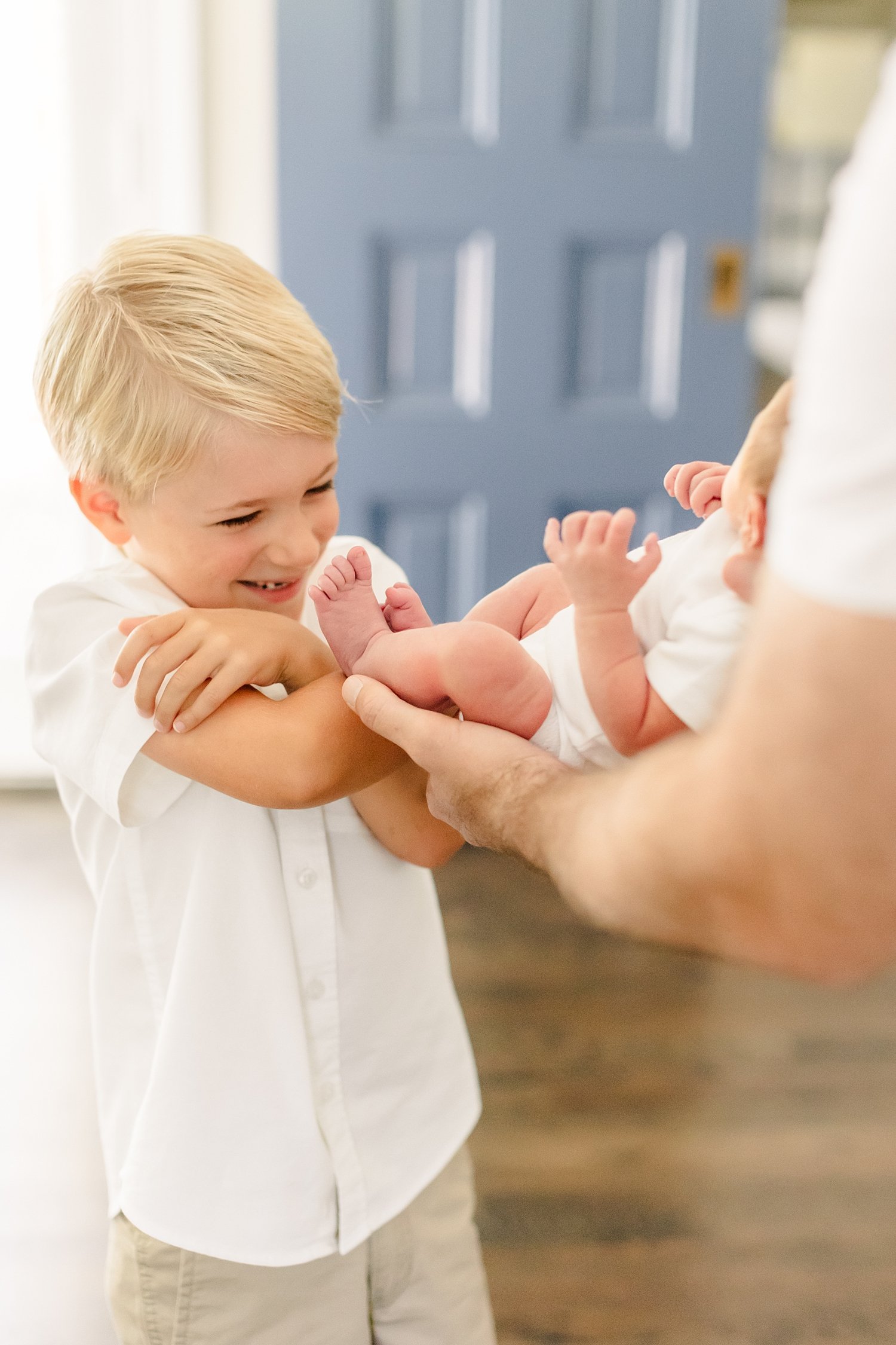 sarah-schmidt-photography-virginia-newborn-photographer-in-home-newborn-boy-session-with-siblings_0015.jpg