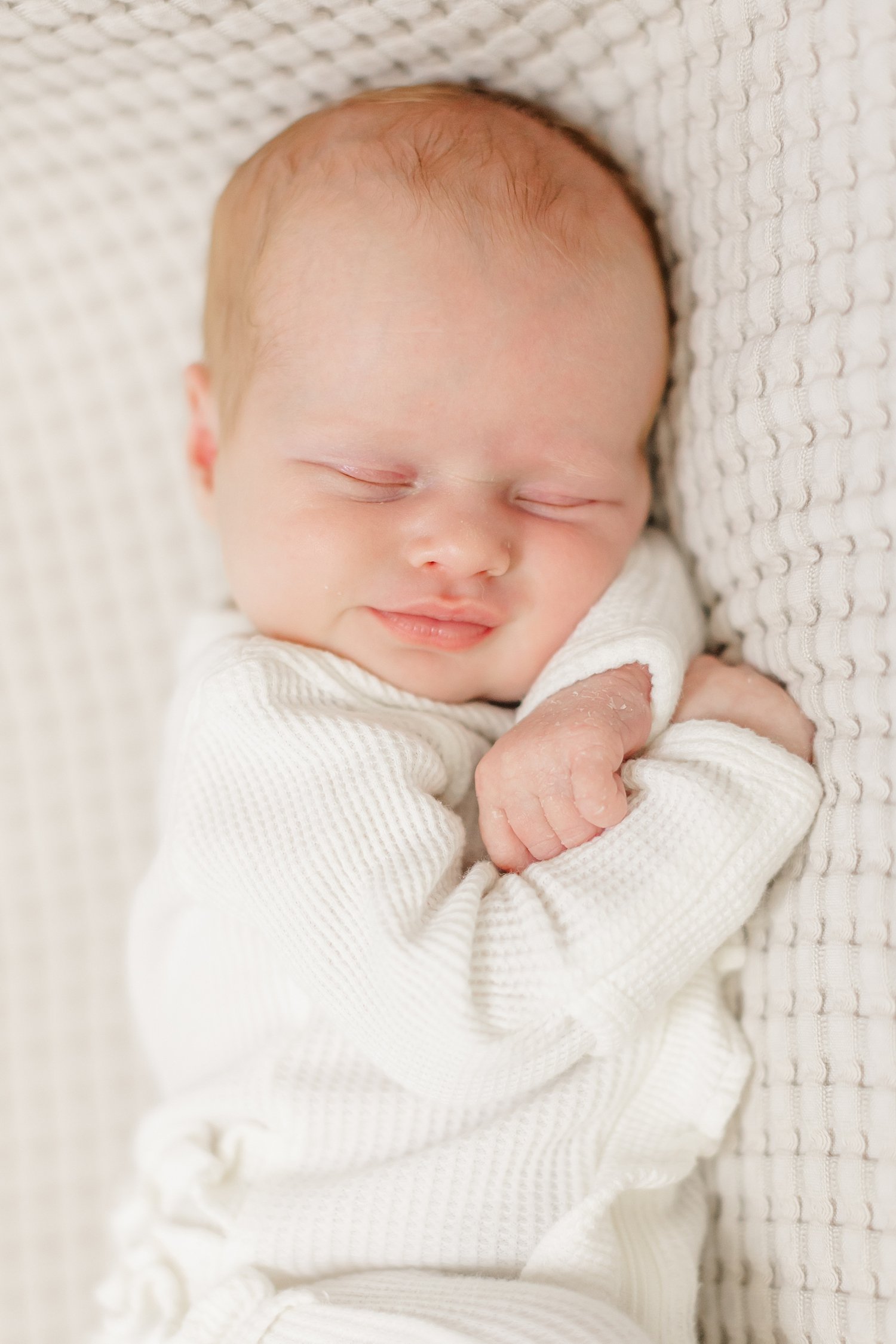 sarah-schmidt-photography-virginia-newborn-photographer-natural-light-in-home-newborn-girl-session_0028.jpg