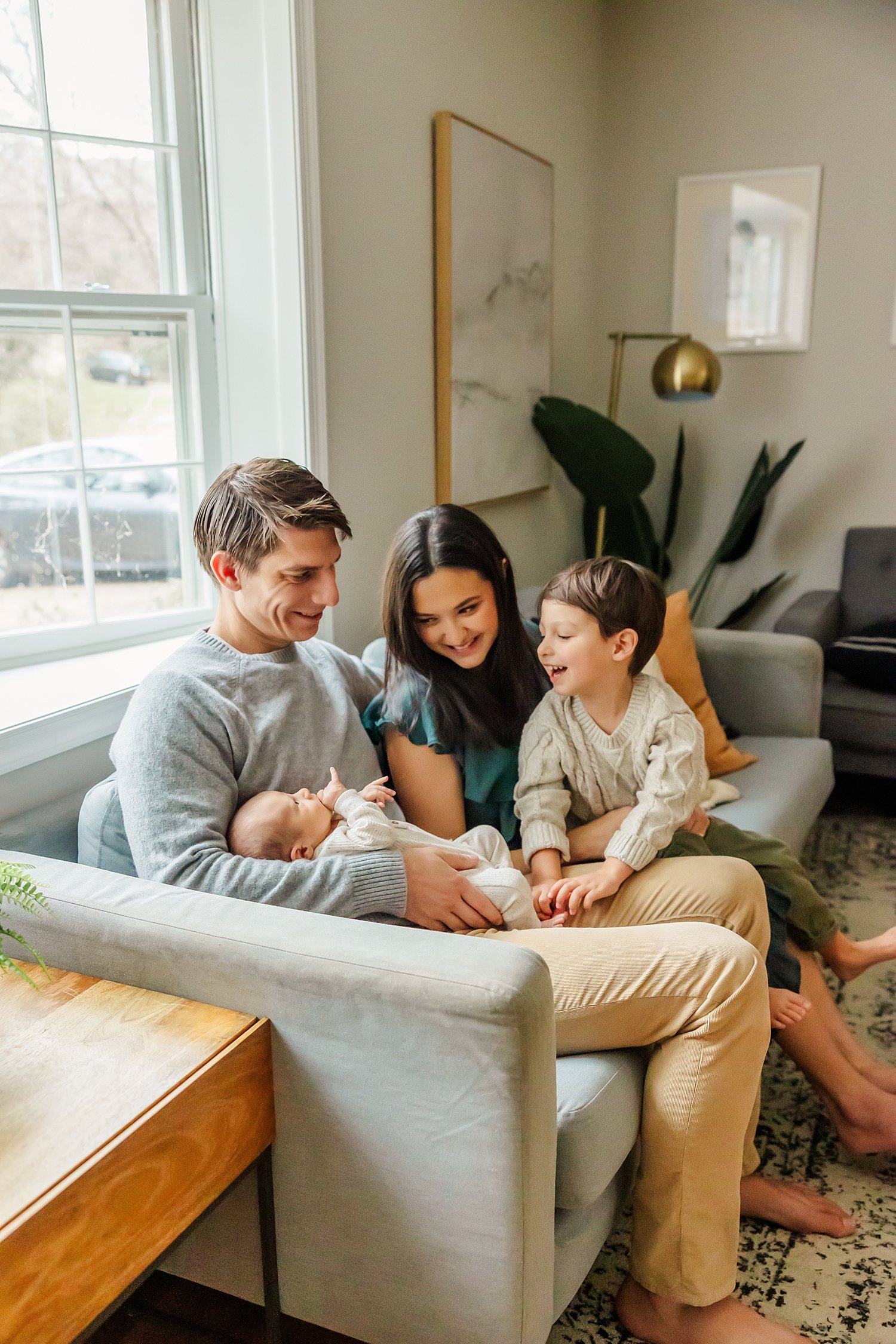 sarah-schmidt-photography-virginia-newborn-photographer-rexlaxed-in-home-lifestyle-newborn-session-boys_0028.jpg