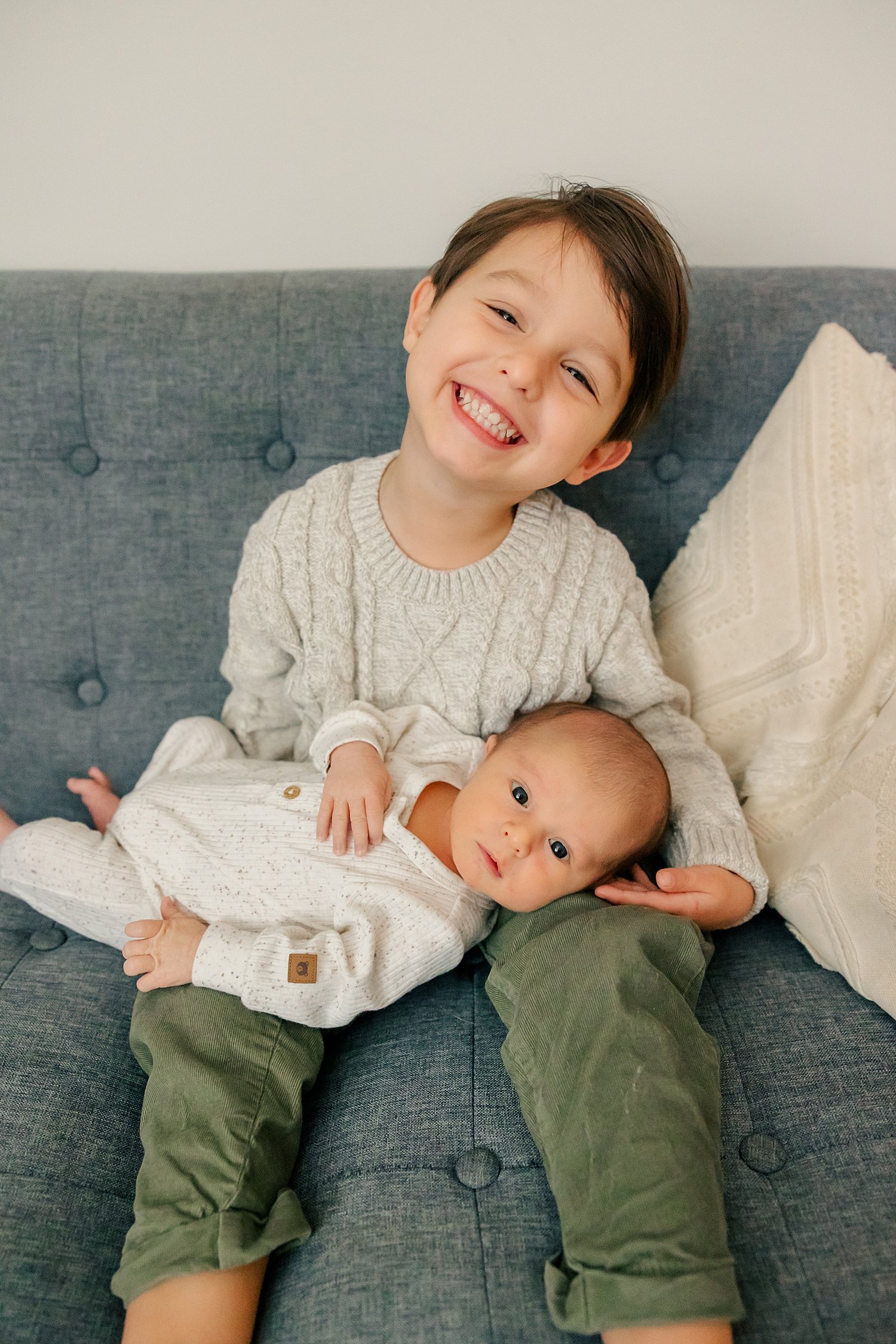 sarah-schmidt-photography-virginia-newborn-photographer-rexlaxed-in-home-lifestyle-newborn-session-boys_0006.jpg