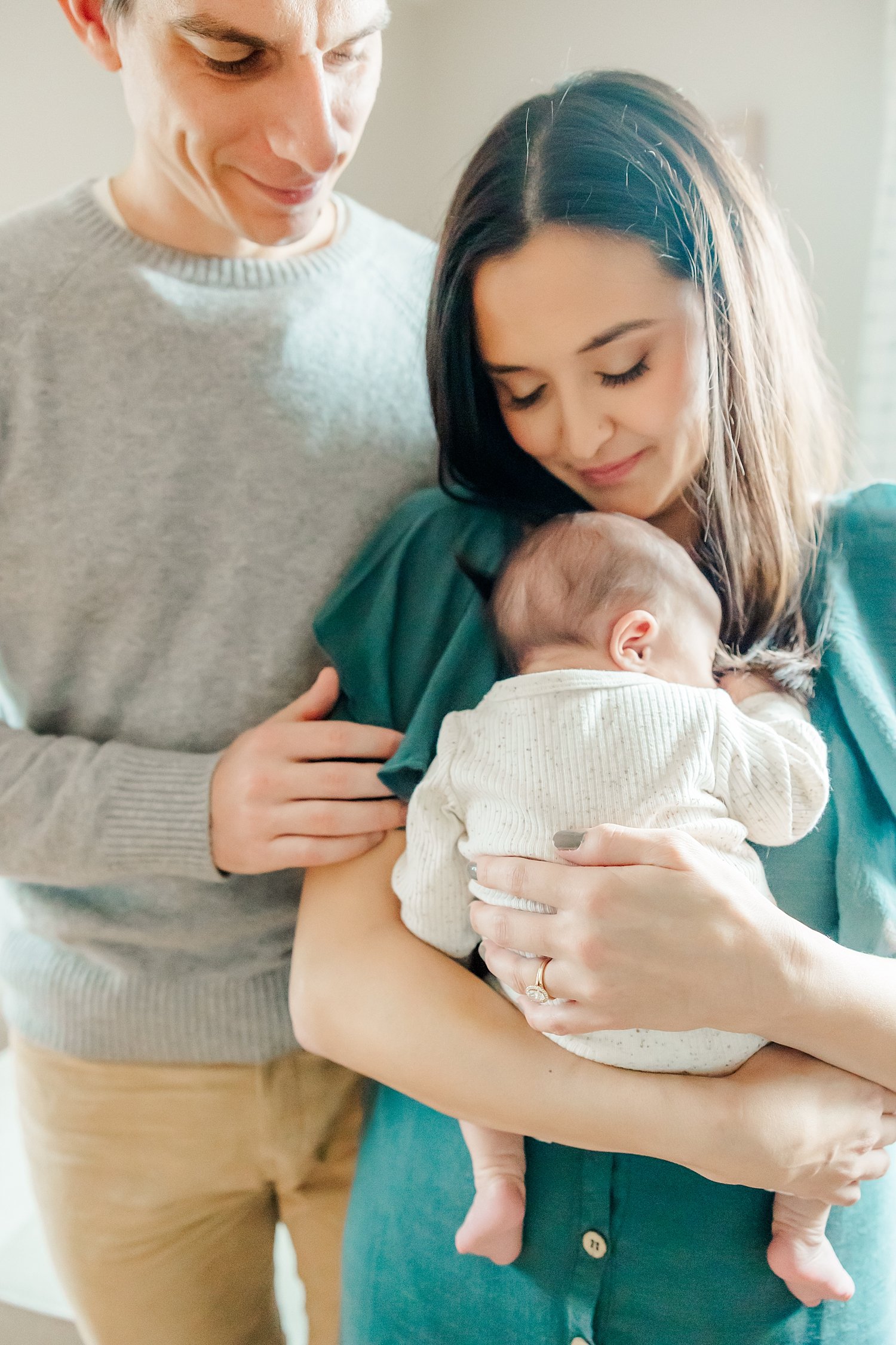 sarah-schmidt-photography-virginia-newborn-photographer-rexlaxed-in-home-lifestyle-newborn-session-boys_0050.jpg